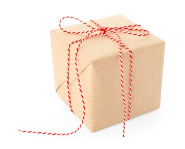 Kraft kağıdına sarılı hediye, yay beyaza izole edilmiş.