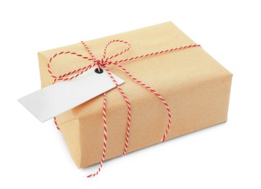 Kraft kağıdına sarılı hediye, yay beyaza izole edilmiş.