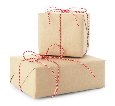 Kraft kağıdına sarılı iki hediye kutusu beyaza izole edilmiş.