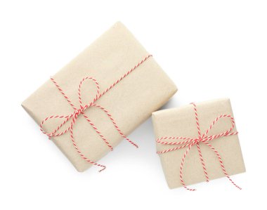 Kraft kağıdına sarılı iki hediye kutusu beyaz, üst görünümde izole edilmiş.