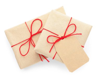 Kraft kağıdına sarılı hediye kutuları beyaz, üst görünümde izole