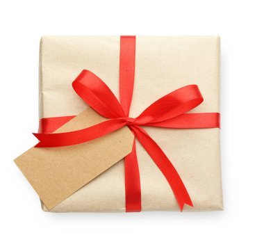 Kraft kağıdına sarılı bir hediye. Yay ve kart beyaz, üst görünümde izole edilmiş.