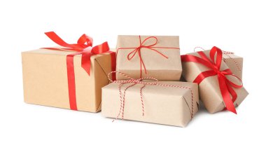 Kraft kağıdına sarılı birçok hediye kutusu beyaza izole edilmiş.