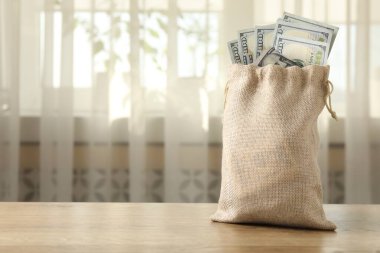 İçerideki ahşap masada bir çanta dolusu banknot. Metin için boşluk