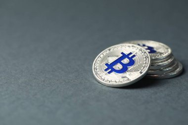 Kripto para birimi. Gri arka planda bir sürü bitcoin, yakın plan. Metin için boşluk