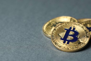 Kripto para birimi. Gri arka planda bir sürü bitcoin, yakın plan. Metin için boşluk