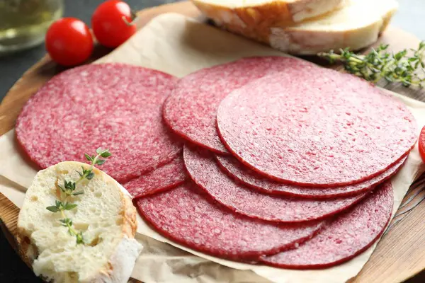 Lezzetli füme sosis, ekmek, domates ve kekik dilimleri.