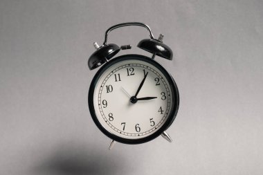Açık gri arkaplanda siyah alarm saati