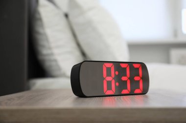 Saat 8: 33 'ü gösteren dijital alarmlı bir saat.