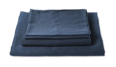 Beyaz arkaplanda ipeksi çarşaf yığını