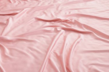Yatakta güzel pembe ipek çarşaflar, yakın plan