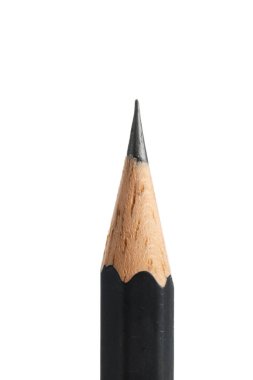 Beyaza izole edilmiş keskin bir grafit kalem.