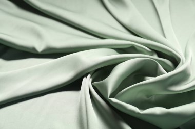 Arkaplan olarak açık yeşil buruşuk ipek kumaş, yakın plan
