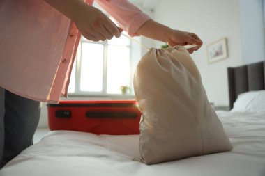 İçinde bavul ve bavul olan kadın, yakın plan.