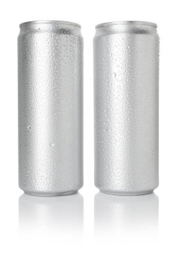 Beyaz teneke üzerinde iki ıslak teneke kutu