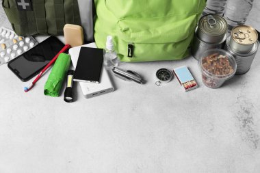 Hayatta kalma kiti. Işık masasının üstünde farklı acil durum malzemeleri var. Metin için boşluk