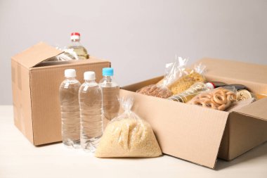 Işık masasındaki kutularda farklı gıda ürünleri