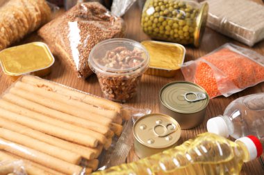 Ahşap masada farklı gıda ürünleri, yakın çekim.