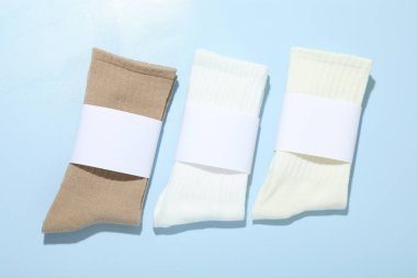 Açık mavi arka planda birçok farklı çorap çifti düz yatıyordu.