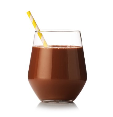 Lezzetli çikolatalı süt, beyaz bardakta.