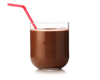 Lezzetli çikolatalı süt, beyaz bardakta.