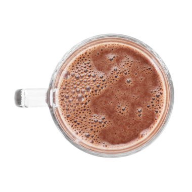 Cam bardaktaki lezzetli çikolatalı süt beyaza izole edilmiş.