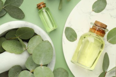 Yeşil zemin üzerinde gerekli yağ, okaliptüs yaprakları, harç ve tokmak şişeleri, düz yatıyordu.