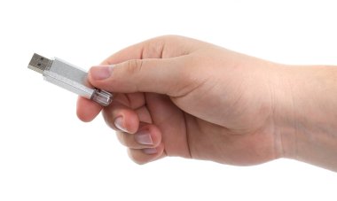 Beyaz arkaplanda USB bellek tutan adam, yakın plan