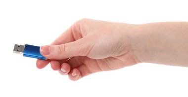 Beyaz arkaplanda USB bellek tutan kadın, yakın plan.