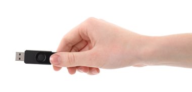 Beyaz arkaplanda USB bellek tutan kadın, yakın plan.