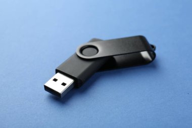 Mavi arkaplanda bir flaş bellek, yakın plan