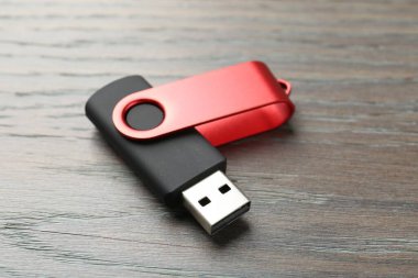 Tahta arka planda bir flaş bellek, yakın plan.