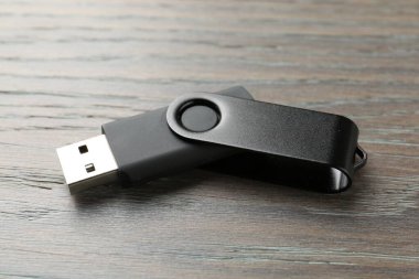 Tahta arka planda bir flaş bellek, yakın plan.