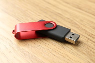 Tahta arka planda bir flaş bellek, yakın plan.