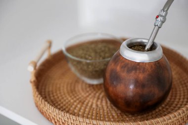 Geleneksel yerba mate çayı masada, yakın plan