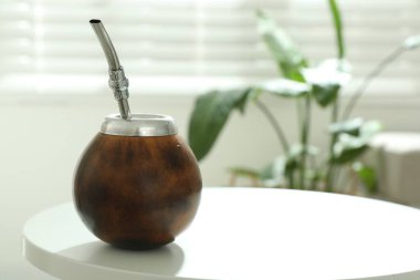 Geleneksel yerba mat çayı beyaz masa içinde, metin için boşluk