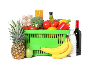 Beyaza izole edilmiş farklı gıda ürünleri içeren alışveriş sepeti.