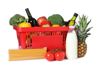 Beyaza izole edilmiş farklı gıda ürünleri içeren alışveriş sepeti.