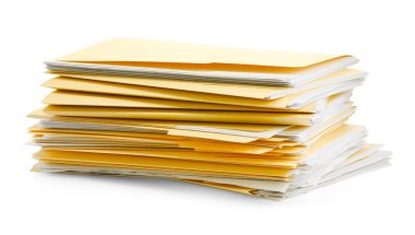 Beyaz üzerine izole edilmiş kağıtlar içeren dosya dizinleri yığını