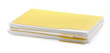 Beyaz üzerine izole edilmiş kağıtlar içeren dosya dizinleri yığını