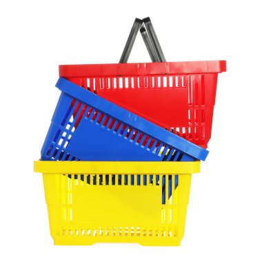 Beyaza izole edilmiş renkli alışveriş sepetleri yığını