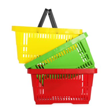 Beyaza izole edilmiş renkli alışveriş sepetleri yığını