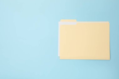 Açık mavi arkaplanda kağıt dosya dizini, üst görünüm. Metin için boşluk