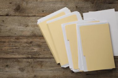 Tahta masa üzerinde kağıtları olan klasörler, düz yatış. Metin için boşluk