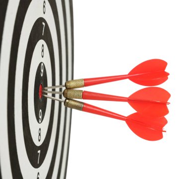 Hedef alınıyor. Dart tahtası beyaz üzerine izole edilmiş oklar