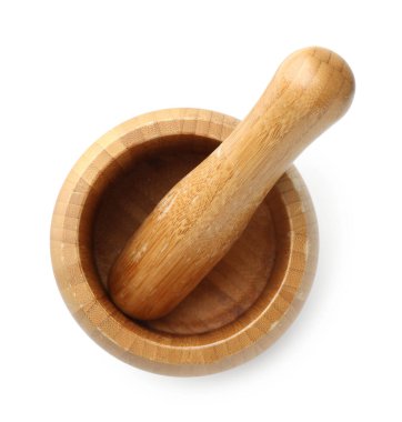 Kabuklu ahşap havan topu beyaz üzerine izole, üst manzara