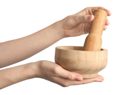 Hafif arka planda havan topu ve tokmağı olan kadın, yakın plan.