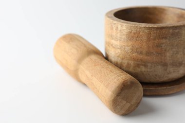 Beyaz arkaplanlı ahşap havan topu, yakın plan. Metin için boşluk