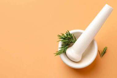 Biberiyeli seramik havan topu ve açık kahverengi arka plan, üst manzara. Metin için boşluk