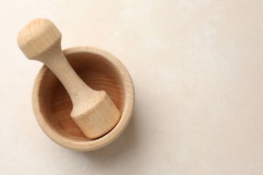 Tahta havan ve tokmak beyaz masa, üst manzara. Metin için boşluk